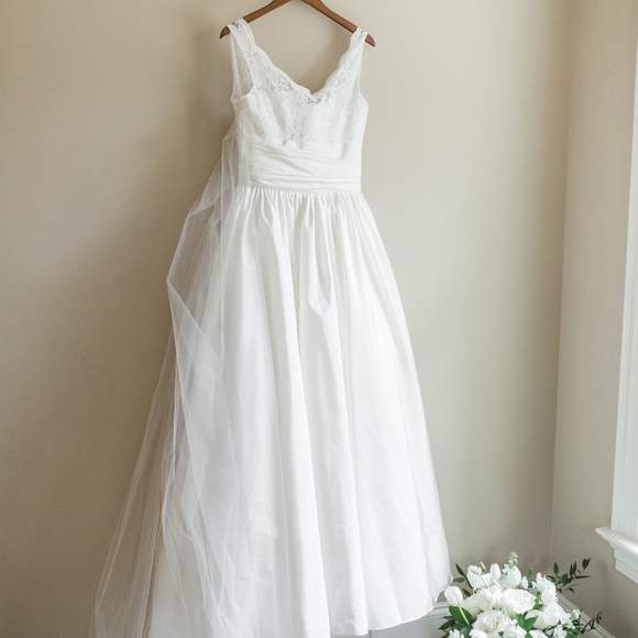 Augusta Jones Classic Bride Wedding Gown - Picture 1 of 8